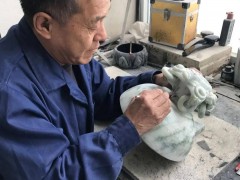 【時(shí)代記憶】精雕細(xì)磨下的岫巖玉雕藝術(shù)——岫巖玉雕非遺傳承人王運(yùn)岫
