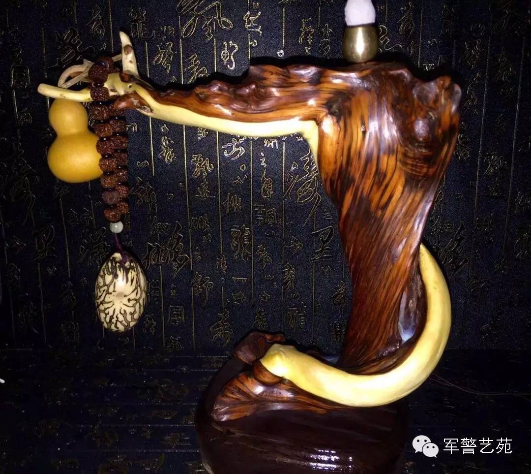 蜜蠟黃白花是啥料_蜜蠟是帶白花好還是純黃好_白花蜜蠟和黃蜜蠟哪個好