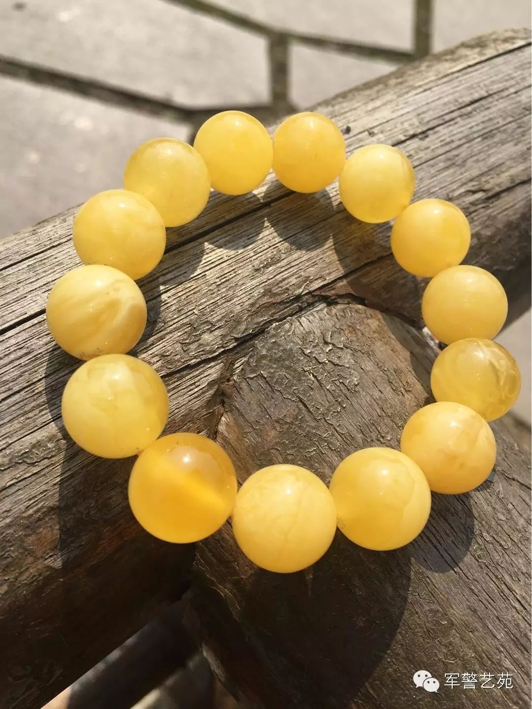 白花蜜蠟和黃蜜蠟哪個好_蜜蠟黃白花是啥料_蜜蠟是帶白花好還是純黃好