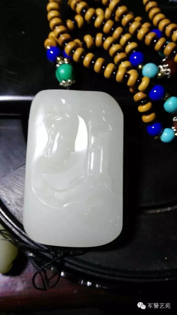 蜜蠟是帶白花好還是純黃好_白花蜜蠟和黃蜜蠟哪個好_蜜蠟黃白花是啥料