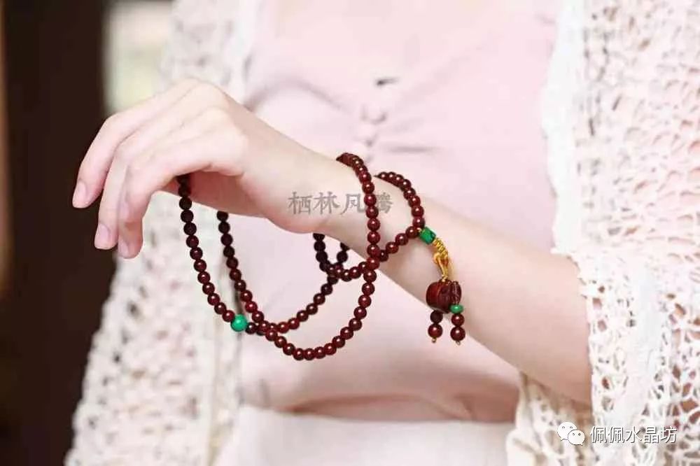南紅手鏈適合什么人戴_佩戴南紅手鏈有什么好處_戴南紅手串有什么講究