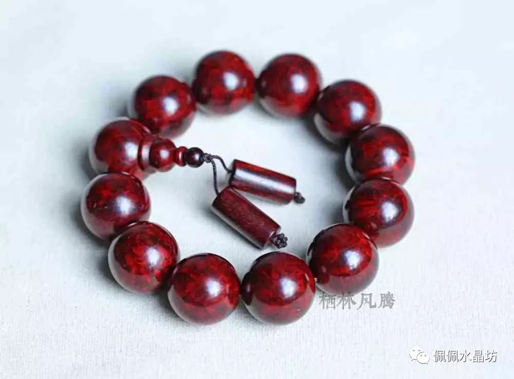 南紅手鏈適合什么人戴_戴南紅手串有什么講究_佩戴南紅手鏈有什么好處