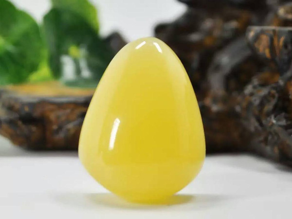 蜜蠟和石頭有什么區(qū)別_石蜜蠟手鏈值錢嗎_蜜蠟是石頭嗎