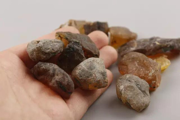 蜜蠟和石頭有什么區(qū)別_蜜蠟是石頭嗎_石蜜蠟手鏈值錢嗎