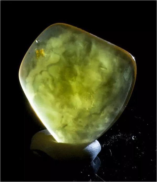 蜜蠟是石頭嗎_蜜蠟和石頭有什么區(qū)別_石蜜蠟手鏈值錢嗎