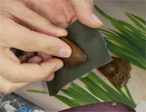 蜜蠟是石頭嗎_蜜蠟和石頭有什么區(qū)別_石蜜蠟手鏈值錢嗎