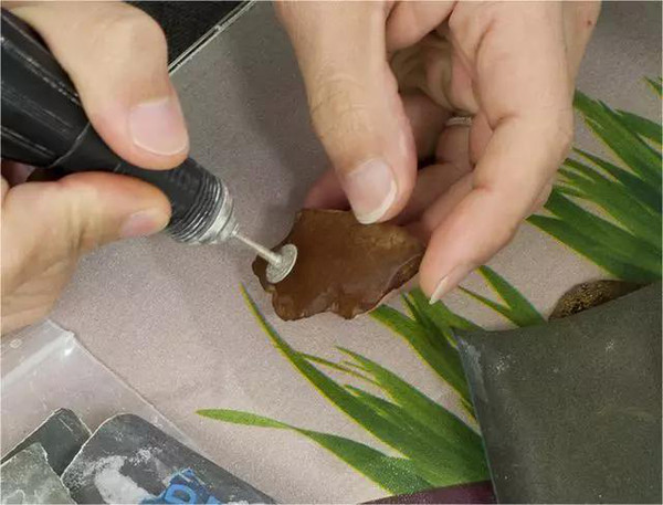 蜜蠟是石頭嗎_蜜蠟和石頭有什么區(qū)別_石蜜蠟手鏈值錢嗎