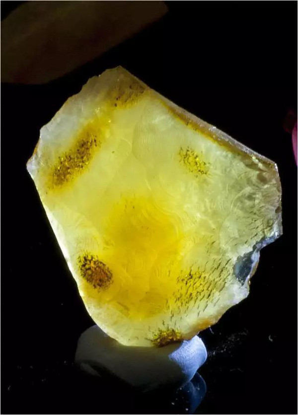 蜜蠟是石頭嗎_蜜蠟和石頭有什么區(qū)別_石蜜蠟手鏈值錢嗎