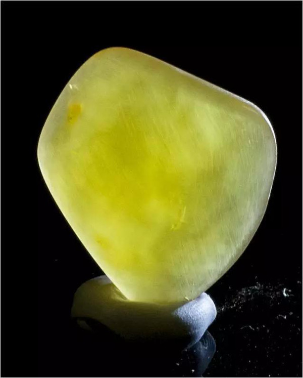 蜜蠟和石頭有什么區(qū)別_石蜜蠟手鏈值錢嗎_蜜蠟是石頭嗎