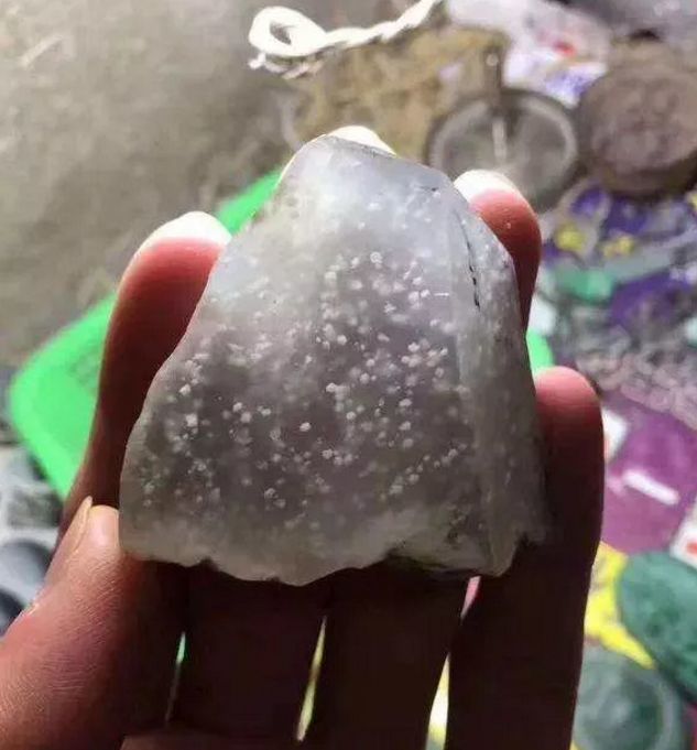 怎么雕刻翡翠原石冰種_翡翠原石冰種介紹_翡翠雕刻原石冰種值錢嗎