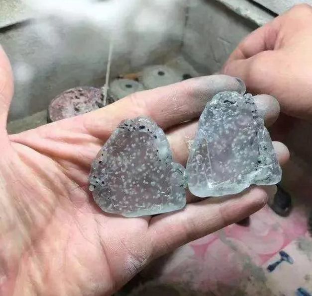 翡翠雕刻原石冰種值錢嗎_怎么雕刻翡翠原石冰種_翡翠原石冰種介紹