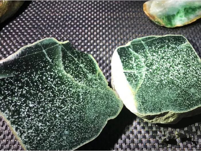 翡翠原石冰種介紹_翡翠雕刻原石冰種值錢嗎_怎么雕刻翡翠原石冰種