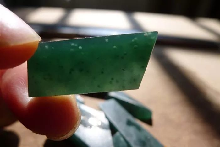 怎么雕刻翡翠原石冰種_翡翠原石冰種介紹_翡翠雕刻原石冰種值錢嗎