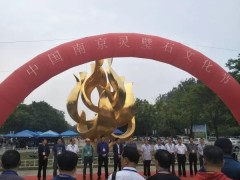 【奇石】這塊靈璧石身價888萬，其色如墨玉，石質(zhì)堅錚，輕輕敲打會發(fā)出不同音階的聲音