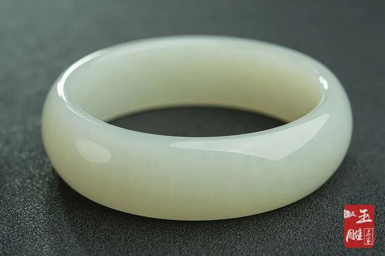 和田玉錢袋吊墜價格_和田玉雕一下多少錢_和田玉玉錢袋圖片