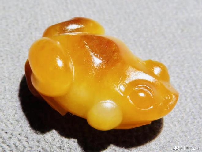 紅皮和田玉籽料掛件值錢嗎_帶紅皮的和田玉多少錢_和田玉紅皮籽料帶雕刻的貴嗎