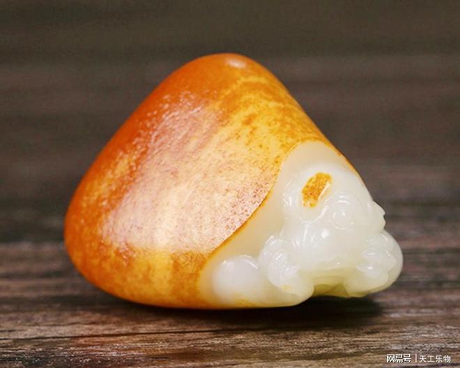 帶紅皮的和田玉多少錢_和田玉紅皮籽料帶雕刻的貴嗎_紅皮和田玉籽料掛件值錢嗎