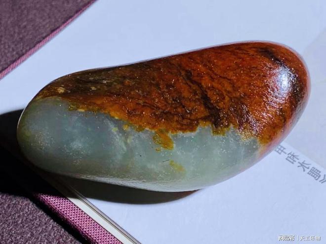 帶紅皮的和田玉多少錢_和田玉紅皮籽料帶雕刻的貴嗎_紅皮和田玉籽料掛件值錢嗎