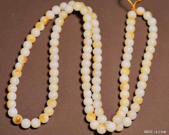 和田玉紅皮籽料帶雕刻的貴嗎_帶紅皮的和田玉多少錢_紅皮和田玉籽料掛件值錢嗎