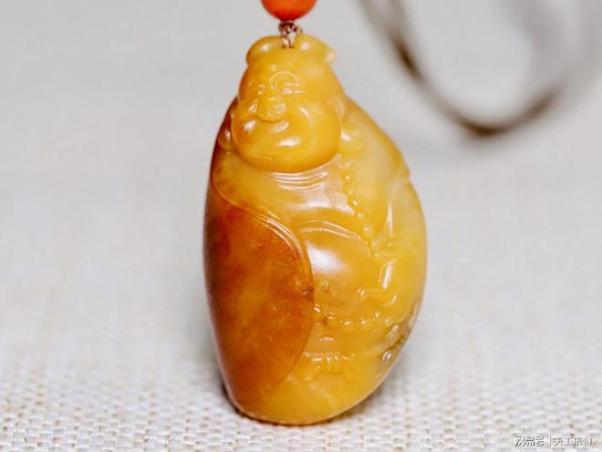 紅皮和田玉籽料掛件值錢嗎_和田玉紅皮籽料帶雕刻的貴嗎_帶紅皮的和田玉多少錢